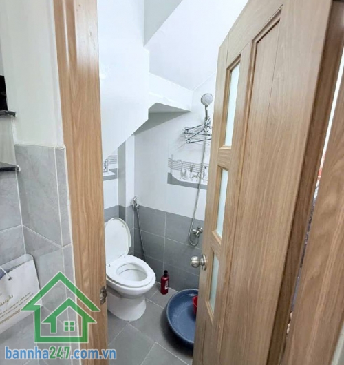 CHỈ 3,65 TỶ – GÓC – DT: 35m² (5×7)m – DTSD 70m² - 2 TẦNG BTCT – GẦN CHỢ TÂN HƯƠNG - 2PN – 2WC Kết cấu: 1 trệt – 1 lầu BTCT, 2PN – 2WC – ban công thoáng. Hẻm 4m lô góc, nhà sáng – thoáng – mát. Gần chợ Tân Hương – trường học – nhà thờ, khu dân cư sầm uất.
