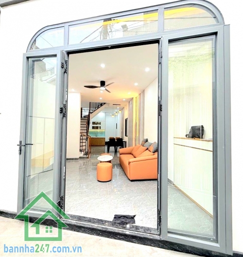 CHỈ 6,7 TỶ - NGAY TRUNG TÂM TÂN PHÚ – TÂN SƠN NHÌ – NHÀ MỚI Ở NGAY - 4 TẦNG – FULL NỘI THẤT – GẦN AEON MALL – 4PN – 3WC Diện tích: 56m² Kết cấu: 1 trệt – 2 lầu – sân thượng trước sau. Công năng: 4PN – 3WC – phòng khách – bếp