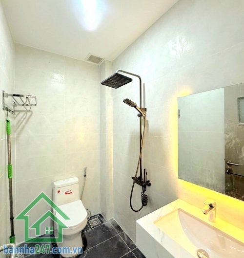 CHỈ 6,7 TỶ - NGAY TRUNG TÂM TÂN PHÚ – TÂN SƠN NHÌ – NHÀ MỚI Ở NGAY - 4 TẦNG – FULL NỘI THẤT – GẦN AEON MALL – 4PN – 3WC Diện tích: 56m² Kết cấu: 1 trệt – 2 lầu – sân thượng trước sau. Công năng: 4PN – 3WC – phòng khách – bếp
