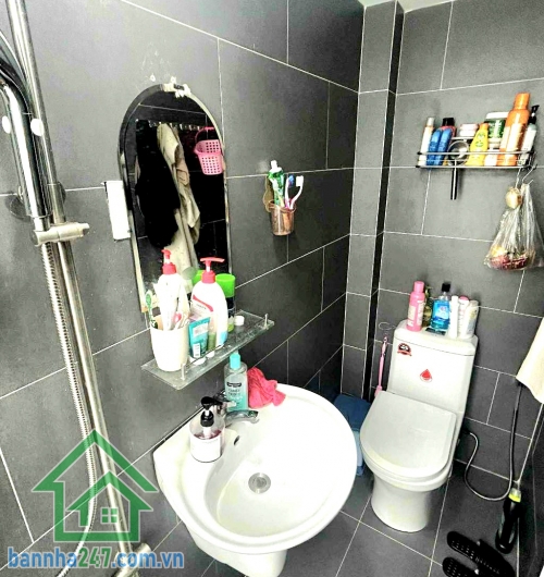 CHỈ 2,1 TỶ (BL) – NHÀ 3 TẦNG – NGAY CHỢ TÂN HƯƠNG – TÂN PHÚ - 2PN - 2WC Vị trí: Phạm Ngọc – Tân Phú Cách chợ Tân Hương vài bước – gần AEON Mall Tân Phú