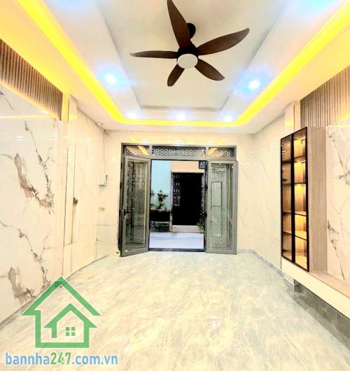 CHỈ 6,85 TỶ – NHÀ MỚI – SÁT MẶT TIỀN – VƯỜN LÀI, TÂN PHÚ - DT 56M² (4x14)M – 2 TẦNG – 3PN – HXH ĐỖ CỬA Thông tin chi tiết: • Diện tích: 56m² – vuông vức • Kết cấu: 1 trệt + 1 lầu, nhà mới đẹp • Công năng: 3PN – 2WC • Có phòng ngủ dưới trệt tiện người lớn 