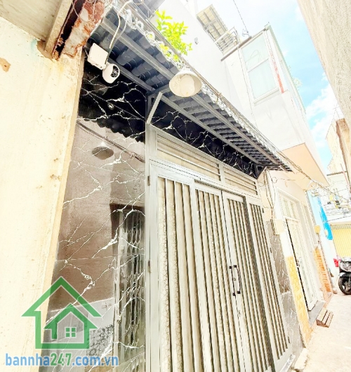 Cơ hội hiếm tại trung tâm Tân Bình – chỉ hơn 2 tỷ sở hữu ngay nhà 3 tầng kiên cố. Diện tích: 25.4m2 (ngang 4m, dài 6.7m). Kết cấu: 1 trệt, 1 lửng, 1 lầu, 2 PN rộng, bếp rộng.