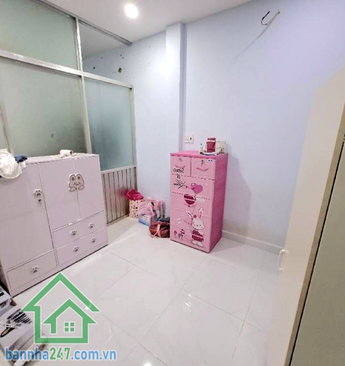 CHỈ 4,9 TỶ – HẺM 3M THÔNG – NHÀ MỚI Ở NGAY – NI SƯ HUỲNH LIÊN, P10 – GIÁP KHU BÀU CÁT – DT 51M² (4,1x13)M Kết cấu: 1 trệt 1 lầu – gồm 3PN, phòng khách, bếp, ban công.
