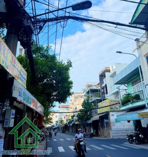 KHU VIP HIẾM NHÀ BÁN – NGAY CHỢ VẢI – CHỈ 2,9 TỶ DT: 24.5m² (6.1 x 4.1m – nở hậu) Kết cấu: 2 tầng (1 trệt + gác gỗ), 2PN, 1WC, phòng khách, bếp. Đang cho thuê 7tr/tháng.