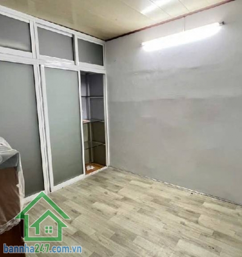 KHU VIP HIẾM NHÀ BÁN – NGAY CHỢ VẢI – CHỈ 2,9 TỶ DT: 24.5m² (6.1 x 4.1m – nở hậu) Kết cấu: 2 tầng (1 trệt + gác gỗ), 2PN, 1WC, phòng khách, bếp. Đang cho thuê 7tr/tháng.