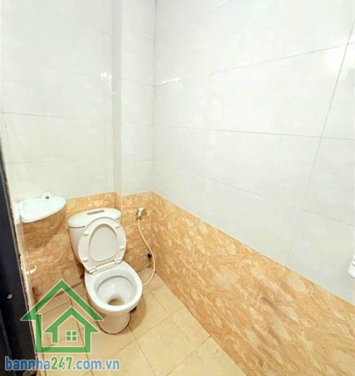 CHỈ 4,5 TỶ - PHẠM VĂN HAI – TÂN BÌNH – NHÀ 3 MẶT HẺM CỰC THOÁNG – 2PN, 2WC DT: 31m², kết cấu 1 trệt 1 lầu, gồm 2PN, 2WC, nhà mới, dọn vào ở ngay. Nhà 3 mặt hẻm