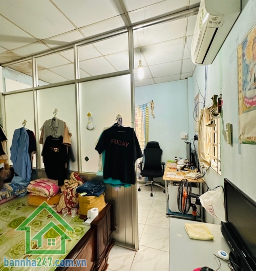 CHỈ 3 TỶ – NHÀ 2 TẦNG TRỊNH ĐÌNH TRỌNG – HẺM BA GÁC, GẦN HẺM XE HƠI * DT: 25m², 1 trệt 1 lầu, gồm 2PN – 2WC – PK – bếp * Hẻm ba gác, cách hẻm xe hơi 50m, cách MT 100m.