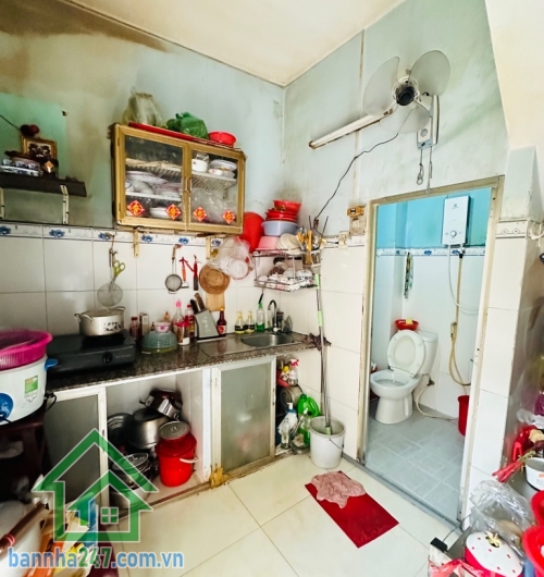 CHỈ 3 TỶ – NHÀ 2 TẦNG TRỊNH ĐÌNH TRỌNG – HẺM BA GÁC, GẦN HẺM XE HƠI * DT: 25m², 1 trệt 1 lầu, gồm 2PN – 2WC – PK – bếp * Hẻm ba gác, cách hẻm xe hơi 50m, cách MT 100m.