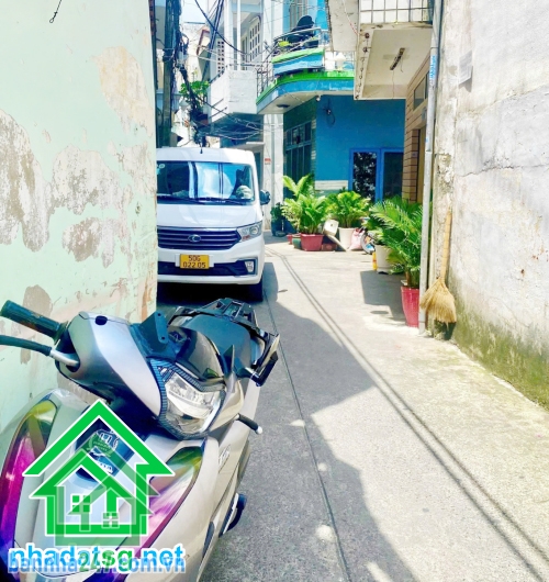 CHỈ 4 TỶ – NHÀ ĐẸP FULL NỘI THẤT – HẺM 2,5M LẠC LONG QUÂN – ĐÔNG HỒ – P.8 TÂN BÌNH - 3PN – 3WC DT: 23,6m² (2,5 x 9,6m, có sân 1,5m) Kết cấu: Trệt + 2 lầu, 3PN, 3WC. 