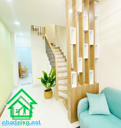 CHỈ 4 TỶ – NHÀ ĐẸP FULL NỘI THẤT – HẺM 2,5M LẠC LONG QUÂN – ĐÔNG HỒ – P.8 TÂN BÌNH - 3PN – 3WC DT: 23,6m² (2,5 x 9,6m, có sân 1,5m) Kết cấu: Trệt + 2 lầu, 3PN, 3WC. 