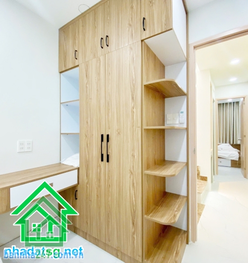 CHỈ 4 TỶ – NHÀ ĐẸP FULL NỘI THẤT – HẺM 2,5M LẠC LONG QUÂN – ĐÔNG HỒ – P.8 TÂN BÌNH - 3PN – 3WC DT: 23,6m² (2,5 x 9,6m, có sân 1,5m) Kết cấu: Trệt + 2 lầu, 3PN, 3WC. 