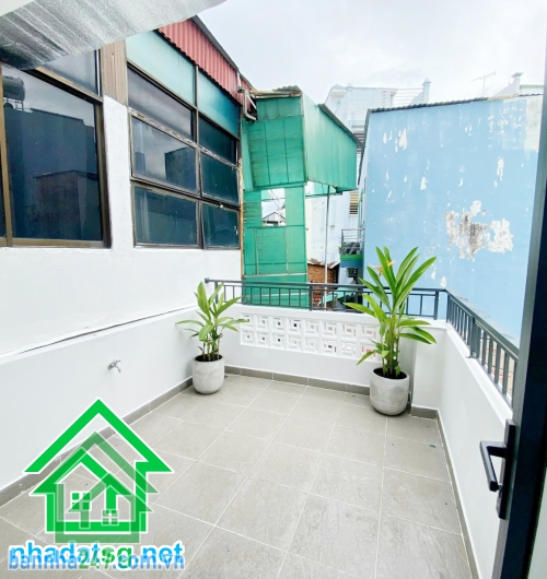 CHỈ 4 TỶ – NHÀ ĐẸP FULL NỘI THẤT – HẺM 2,5M LẠC LONG QUÂN – ĐÔNG HỒ – P.8 TÂN BÌNH - 3PN – 3WC DT: 23,6m² (2,5 x 9,6m, có sân 1,5m) Kết cấu: Trệt + 2 lầu, 3PN, 3WC. 