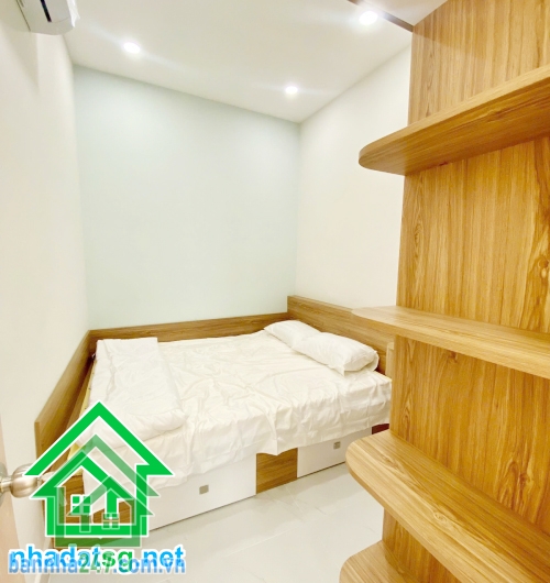 CHỈ 4 TỶ – NHÀ ĐẸP FULL NỘI THẤT – HẺM 2,5M LẠC LONG QUÂN – ĐÔNG HỒ – P.8 TÂN BÌNH - 3PN – 3WC DT: 23,6m² (2,5 x 9,6m, có sân 1,5m) Kết cấu: Trệt + 2 lầu, 3PN, 3WC. 