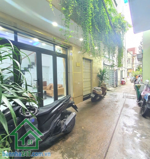 NHỈNH 3 TỶ - HẺM 3M THÔNG - NGUYỄN HỒNG ĐÀO – KHU BÀU CÁT – SÁT GA T3 & GA METRO  DT: 6.8 x 4m (27m²)  Kết cấu: 1 trệt 1 lầu, 3 PN, 2 WC, ban công rộng thoáng. Nội thất cao cấp và thông minh. 