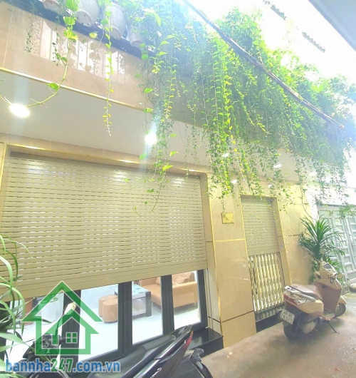 NHỈNH 3 TỶ - HẺM 3M THÔNG - NGUYỄN HỒNG ĐÀO – KHU BÀU CÁT – SÁT GA T3 & GA METRO  DT: 6.8 x 4m (27m²)  Kết cấu: 1 trệt 1 lầu, 3 PN, 2 WC, ban công rộng thoáng. Nội thất cao cấp và thông minh. 