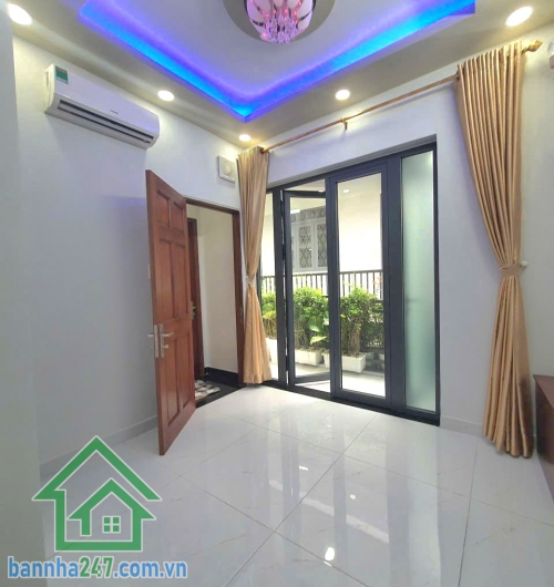NHỈNH 3 TỶ - HẺM 3M THÔNG - NGUYỄN HỒNG ĐÀO – KHU BÀU CÁT – SÁT GA T3 & GA METRO  DT: 6.8 x 4m (27m²)  Kết cấu: 1 trệt 1 lầu, 3 PN, 2 WC, ban công rộng thoáng. Nội thất cao cấp và thông minh. 