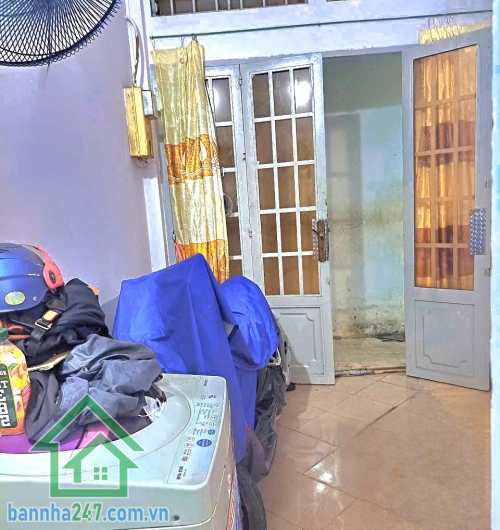 CHỈ 1,8 TỶ – NHÀ 2 TẦNG NGAY SÂN BAY TÂN SƠN NHẤT – HIẾM CÓ KHÓ TÌM * Nhà 1 trệt 1 lầu, 2 phòng ngủ, 1WC, diện tích sử dụng 30m2, nở hậu * Vị trí vàng: cách sân bay 600m, ngay công viên Gia định. 