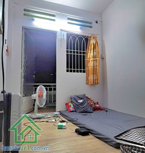 CHỈ 1,8 TỶ – NHÀ 2 TẦNG NGAY SÂN BAY TÂN SƠN NHẤT – HIẾM CÓ KHÓ TÌM * Nhà 1 trệt 1 lầu, 2 phòng ngủ, 1WC, diện tích sử dụng 30m2, nở hậu * Vị trí vàng: cách sân bay 600m, ngay công viên Gia định. 