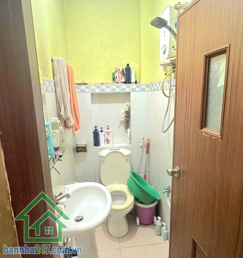 CHỈ 4,45 TỶ – NHÀ ĐẸP 4 TẦNG BTCT + TUM – HẺM 4M THÔNG – MIẾU GÒ XOÀI - 3PN - 2WC Diện tích: 4x8m (nở hậu tài lộc), công nhận 31.9m² – sổ hồng riêng. Kết cấu: 1 trệt, lửng, 1 lầu, sân thượng + tum đầy đủ công năng. 3 phòng ngủ, phòng thờ, phòng giặt, 2WC 