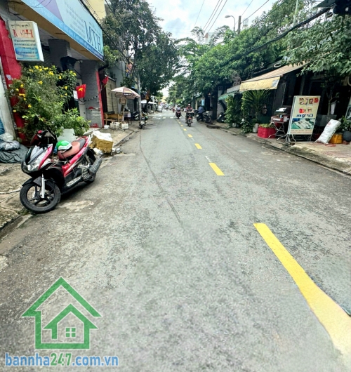  4.65 TỶ – NHÀ 2 TẦNG BTCT – HẺM XE TẢI 6M – NGAY LÊ VĂN QUỚI, BÌNH TÂN - DT: (4x 11)m - 2PN, 2WC. Diện tích: 4 x 11m (đã trả lộ giới) Kết cấu: 2 Tầng (1 trệt + 1 lầu.