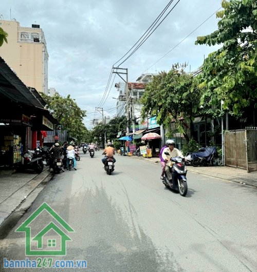  4.65 TỶ – NHÀ 2 TẦNG BTCT – HẺM XE TẢI 6M – NGAY LÊ VĂN QUỚI, BÌNH TÂN - DT: (4x 11)m - 2PN, 2WC. Diện tích: 4 x 11m (đã trả lộ giới) Kết cấu: 2 Tầng (1 trệt + 1 lầu.
