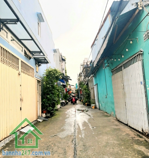 CHỈ 4.65 TỶ – NHÀ 3 TẦNG ĐÚC BTCT CỨNG CÁP – HẺM XE TẢI 6M – GẦN AEON TÂN PHÚ Diện tích: 4 x 10m (40m²)- DTSD: 100m². Kết cấu: 3 tầng (1 trệt + 1 lửng + 1 lầu)  3PN – 2 WC