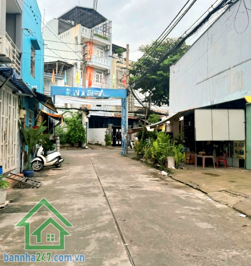CHỈ 4.65 TỶ – NHÀ 3 TẦNG ĐÚC BTCT CỨNG CÁP – HẺM XE TẢI 6M – GẦN AEON TÂN PHÚ Diện tích: 4 x 10m (40m²)- DTSD: 100m². Kết cấu: 3 tầng (1 trệt + 1 lửng + 1 lầu)  3PN – 2 WC
