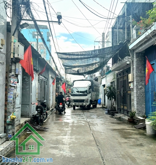 CHỈ 4.65 TỶ – NHÀ 3 TẦNG ĐÚC BTCT CỨNG CÁP – HẺM XE TẢI 6M – GẦN AEON TÂN PHÚ Diện tích: 4 x 10m (40m²)- DTSD: 100m². Kết cấu: 3 tầng (1 trệt + 1 lửng + 1 lầu)  3PN – 2 WC