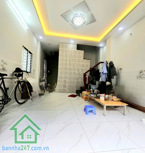 CHỈ 4,2 TỶ – NHÀ ĐẸP 2 TẦNG – 33m² (DT Sàn 54m²) – HẺM XE HƠI 6M – TÂN PHÚ - GẦN NHÀ THỜ TÂN HƯƠNG.  Nhà mới, vào ở ngay – tiện ích xung quanh đầy đủ. Kết cấu: Kết cấu: 1 trệt, 1 lầu có ban công. 2PN – 2WC – phòng khách – bếp đủ công năng. Hẻm trước nhà 6