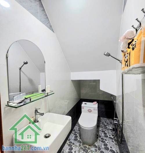 CHỈ 4,2 TỶ – NHÀ ĐẸP 2 TẦNG – 33m² (DT Sàn 54m²) – HẺM XE HƠI 6M – TÂN PHÚ - GẦN NHÀ THỜ TÂN HƯƠNG.  Nhà mới, vào ở ngay – tiện ích xung quanh đầy đủ. Kết cấu: Kết cấu: 1 trệt, 1 lầu có ban công. 2PN – 2WC – phòng khách – bếp đủ công năng. Hẻm trước nhà 6