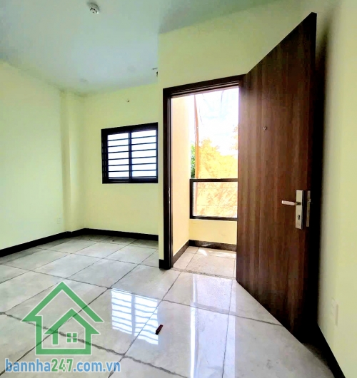 CHỈ 22,79 TỶ – MẶT TIỀN KINH DOANH TÂN BÌNH – GẦN SÂN BAY - CHDV 5 TẦNG ĐÚC – 11 PHÒNG (CÓ THỂ MỞ RỘNG 14 PHÒNG) THANG MÁY – PCCC CHUẨN – SỔ MỚI 2025 cực hiếm: • Diện tích: 96m² (4.1 x 24m) – vuông vức • Kết cấu: 5 tầng đúc kiên cố – nhà mới xây xong • Th