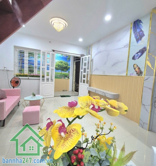 CHỈ 4,35 TỶ – HẺM 5M, CHỈ VÀI CĂN RA HẺM XE TẢI – LŨY BÁN BÍCH – GẦN ĐẦM SEN – 2 TẦNG BTCT – NHÀ MỚI Ở NGAY * DT: 37m² (4,6x9)m – thực tế 5x9m * Trệt + lầu BTCT, 2PN, 3WC, ban công đúc 2m, nhà mới đẹp rộng rãi