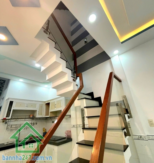 CHỈ 3,6 TỶ (TL) – NHÀ MỚI ĐẸP – HẺM 3 GÁC – KHU AO LẮNG - Đường 13A – Bình Tân – giáp Tân Phú Diện tích: 30m² - DTSD: 52m² Kết cấu: 2 tầng – 2PN – 2WC Hoàn công đủ
