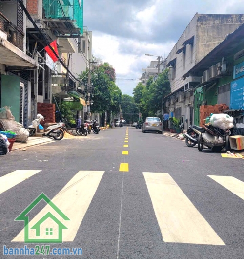 Bán nhà mặt tiền đường 10m, sổ đẹp, chỉ hơn 6 tỷ.Diện tích 52m², ngang nở hậu nhẹ, sổ hồng vuông vức. Hiện trạng nhà cấp 4, có thể ở tạm hoặc cải tạo, khu vực cho phép xây dựng đến 5 tầng. Vị trí cực đẹp, cách mặt tiền Lũy Bán Bích chỉ 50m, gần Thoại Ng