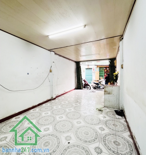 CHỈ 6,7 TỶ – HẺM XE HƠI 4M – THÁI PHIÊN, QUẬN 11 – 56M² – NHÀ CŨ TIỆN XÂY MỚI Diện tích: 56m², kết cấu 1 trệt 1 gác. Hẻm xe hơi tới tận nhà, chỉ cách mặt tiền 100m. Khu dân cư yên tĩnh, dân trí cao, an ninh tốt.