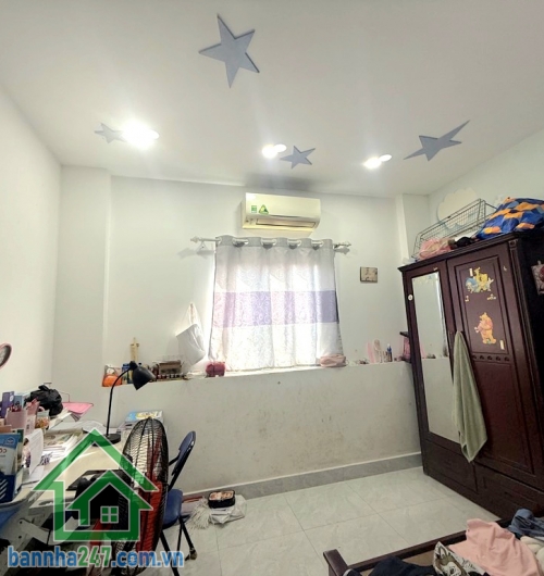 CHỈ 6,5 TỶ – KỀ AEON MALL TÂN PHÚ – NHÀ 5 TẦNG – HX TẢI 6M – 58M² 4PN – 4WC – Hoàn công đủ – Sổ đẹp – Hướng Đông Diện tích: 4 × 14.5m (58m²). Kết cấu: 1 trệt – 1 lửng – 3 lầu – sân thượng trước/sau BTCT. Công năng: 4PN – 4WC, nhà như mới, dọn vào ở ngay. 