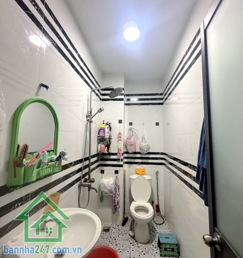CHỈ 6,5 TỶ – KỀ AEON MALL TÂN PHÚ – NHÀ 5 TẦNG – HX TẢI 6M – 58M² 4PN – 4WC – Hoàn công đủ – Sổ đẹp – Hướng Đông Diện tích: 4 × 14.5m (58m²). Kết cấu: 1 trệt – 1 lửng – 3 lầu – sân thượng trước/sau BTCT. Công năng: 4PN – 4WC, nhà như mới, dọn vào ở ngay. 