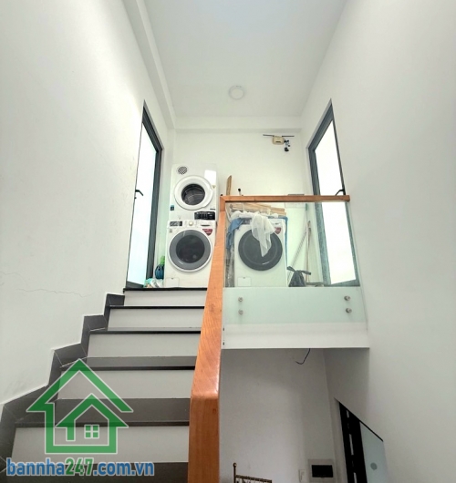 CHỈ 6,5 TỶ – KỀ AEON MALL TÂN PHÚ – NHÀ 5 TẦNG – HX TẢI 6M – 58M² 4PN – 4WC – Hoàn công đủ – Sổ đẹp – Hướng Đông Diện tích: 4 × 14.5m (58m²). Kết cấu: 1 trệt – 1 lửng – 3 lầu – sân thượng trước/sau BTCT. Công năng: 4PN – 4WC, nhà như mới, dọn vào ở ngay. 