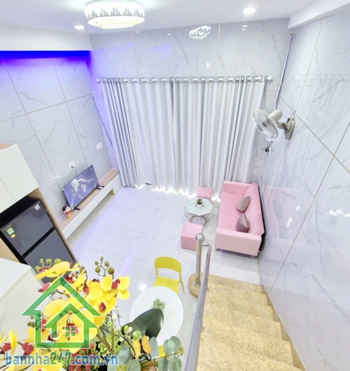 CHỈ 3,65 TỶ – SIÊU PHẨM NHÀ ĐẸP TRUNG TÂM TÂN PHÚ – HẺM XE HƠI 7M – FULL NỘI THẤT – Ở NGAY Diện tích: 21m² (4x5.3m) Kết cấu: 1 trệt, 1 lầu, 1PN lớn, 2WC, ban công.