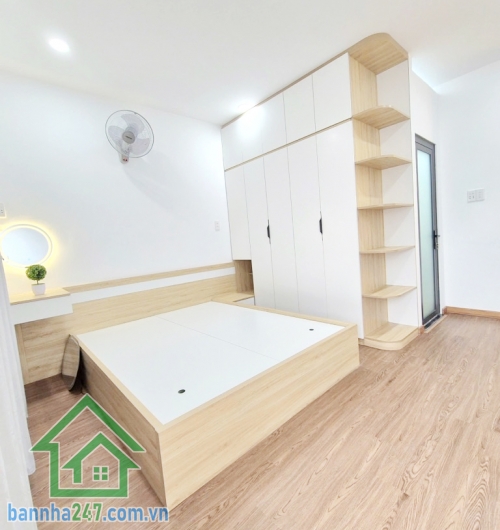 CHỈ 3,65 TỶ – SIÊU PHẨM NHÀ ĐẸP TRUNG TÂM TÂN PHÚ – HẺM XE HƠI 7M – FULL NỘI THẤT – Ở NGAY Diện tích: 21m² (4x5.3m) Kết cấu: 1 trệt, 1 lầu, 1PN lớn, 2WC, ban công.