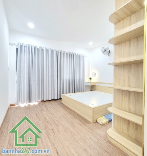CHỈ 3,65 TỶ – SIÊU PHẨM NHÀ ĐẸP TRUNG TÂM TÂN PHÚ – HẺM XE HƠI 7M – FULL NỘI THẤT – Ở NGAY Diện tích: 21m² (4x5.3m) Kết cấu: 1 trệt, 1 lầu, 1PN lớn, 2WC, ban công.