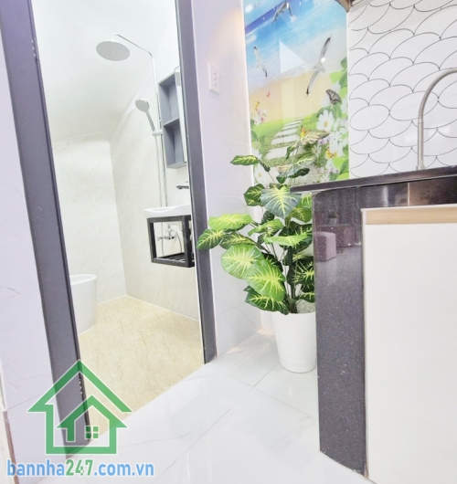 CHỈ 3,65 TỶ – SIÊU PHẨM NHÀ ĐẸP TRUNG TÂM TÂN PHÚ – HẺM XE HƠI 7M – FULL NỘI THẤT – Ở NGAY Diện tích: 21m² (4x5.3m) Kết cấu: 1 trệt, 1 lầu, 1PN lớn, 2WC, ban công.