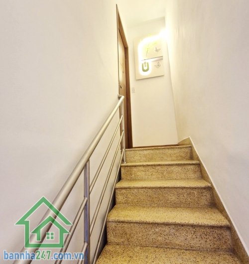 CHỈ 3,65 TỶ – SIÊU PHẨM NHÀ ĐẸP TRUNG TÂM TÂN PHÚ – HẺM XE HƠI 7M – FULL NỘI THẤT – Ở NGAY Diện tích: 21m² (4x5.3m) Kết cấu: 1 trệt, 1 lầu, 1PN lớn, 2WC, ban công.