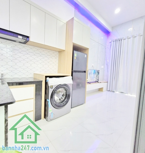 CHỈ 3,65 TỶ – SIÊU PHẨM NHÀ ĐẸP TRUNG TÂM TÂN PHÚ – HẺM XE HƠI 7M – FULL NỘI THẤT – Ở NGAY Diện tích: 21m² (4x5.3m) Kết cấu: 1 trệt, 1 lầu, 1PN lớn, 2WC, ban công.