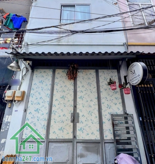 CHỈ 2,98 TỶ – NHÀ 2 TẦNG ĐỦ CÔNG NĂNG – KỀ BÊN BÌNH LONG – NGUYỄN SƠN – NGAY CÔNG VIÊN – GIÁP TÂN PHÚ – NGÃ TƯ 4 XÃ * Diện tích: 28m2 (3.4 x 8.1m). * Kết cấu:  Nhà gồm 1 trệt 1 lầu, thiết kế 3PN, 1WC, phù hợp cho gia đình nhỏ.