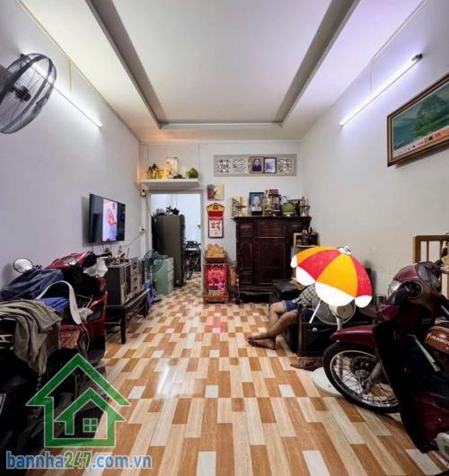 CHỈ 2,98 TỶ – NHÀ 2 TẦNG ĐỦ CÔNG NĂNG – KỀ BÊN BÌNH LONG – NGUYỄN SƠN – NGAY CÔNG VIÊN – GIÁP TÂN PHÚ – NGÃ TƯ 4 XÃ * Diện tích: 28m2 (3.4 x 8.1m). * Kết cấu:  Nhà gồm 1 trệt 1 lầu, thiết kế 3PN, 1WC, phù hợp cho gia đình nhỏ.