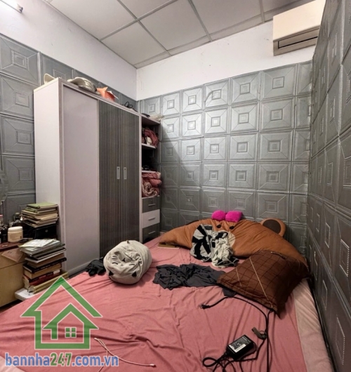 CHỈ 2,98 TỶ – NHÀ 2 TẦNG ĐỦ CÔNG NĂNG – KỀ BÊN BÌNH LONG – NGUYỄN SƠN – NGAY CÔNG VIÊN – GIÁP TÂN PHÚ – NGÃ TƯ 4 XÃ * Diện tích: 28m2 (3.4 x 8.1m). * Kết cấu:  Nhà gồm 1 trệt 1 lầu, thiết kế 3PN, 1WC, phù hợp cho gia đình nhỏ.