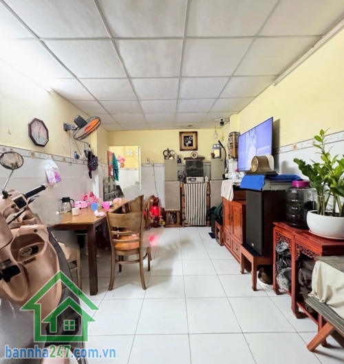 CHỈ NHỈNH 2 TỶ – NHÀ 2 TẦNG KIÊN CỐ – HẺM XE HƠI 6M – NGAY MÃ LÒ, LÊ VĂN QUỚI * Diện tích: 3 x 9m (có ban công 0.9m). * Kết cấu: 1 trệt 1 lầu, 2PN, 2WC. * Hẻm 6m, thông. 