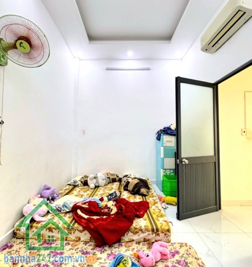 CHỈ 4,28 TỶ – NHÀ 2 TẦNG MỚI ĐẸP – 42M² (4.5x9.5)m – GẦN CHỢ BÌNH LONG – GIÁP TÂN PHÚ - 2PN - 2WC Vị trí cực đẹp, ngay 4 Xã, hẻm thông đường số 8B, khu dân cư yên tĩnh, an ninh. 