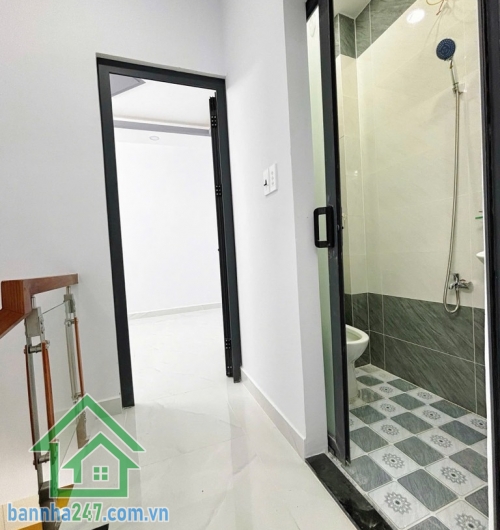 CHỈ 3,85 TỶ – NHÀ 2 TẦNG MỚI ĐẸP – GIÁP TÊN LỬA – SÁT AEON MALL BÌNH TÂN Diện tích 36m², sổ hồng riêng vuông vức, hoàn công đầy đủ. Kết cấu: 1 trệt, 1 lầu, gồm 2PN - 2WC. Bếp, PK. 